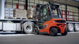 Rozładunek samochodu ciężarowego z wykorzystaniem wózka widłowego diesel H20 firmy Linde Material Handling Nowy wózek widłowy diesel H20 podczas rozładunku samochodu ciężarowego