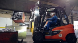 Wózek widłowy diesel H30 – napęd hydrostatyczny Wózek widłowy diesel H30 podczas pracy w Bohai Trimet Automotive