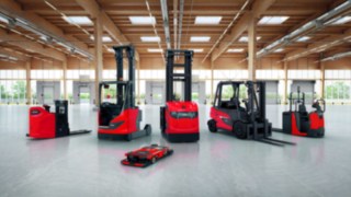 Sześć wózków widłowych marki Linde Material Handling z różnych klas. 