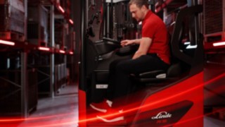 Widok z boku operatora podczas pracy z ergonomicznym wózkiem wysokiego składowania Linde MH Ri16.