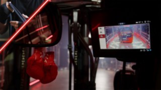 Kabina operatora w elektrycznym wózku widłowym firmy Linde ze zintegrowanym wyświetlaczem Kabina operatora w elektrycznym wózku widłowym firmy Linde ze zintegrowanym wyświetlaczem