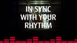 Widok z powierzchni ładunkowej ciężarówki w magazynie z paletami i regałami