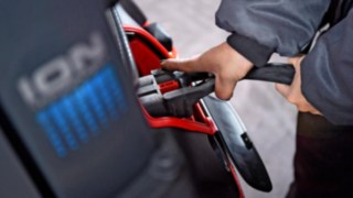 Recykling baterii litowo-jonowych zakupionych od Linde jest bezpłatny w ramach umowy w sprawie utylizacji. Wózek elektryczny Linde E16 podczas załadunku