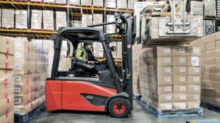 Wózek elektryczny firmy Linde Material Handling podczas pracy w chłodni