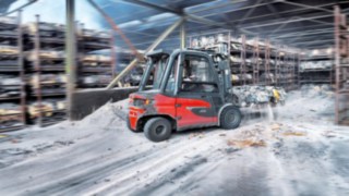 Elektryczny wózek widłowy X50 firmy Linde MH transportuje ładunek
