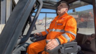 Pełna kontrola dzięki joystickowi Linde Steer Control w Remondis. Pełna kontrola dzięki joystickowi Linde Steer Control firmy Linde Material Handling