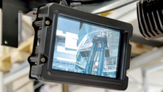 Linde Vision System przesyła dwa obrazy z kamer na maszcie i na dachu. Ekran Linde Vision System pokazuje obrazy z zainstalowanych kamer