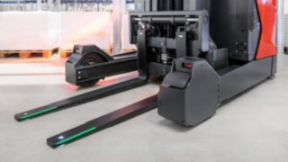 Zielone podświetlenie od Linde Material Handling sprawia, że widły świecą się na zielono, co zapewnia ich optymalną widoczność. Zielone podświetlenie wideł wózka firmy Linde Material Handling