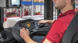 Joystick wielofunkcyjny pomaga w wykonywaniu precyzyjnych, bezpiecznych manewrów i zapobiega wypadkom. Pracownik obsługuje joystick wielofunkcyjny w wózku widłowym firmy Linde Material Handling