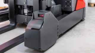Rack Protection Sensor firmy Linde Material Handling automatycznie wyhamowuje wózek wysokiego składowania przed regałami. Rack Protection Sensor firmy Linde Material Handling