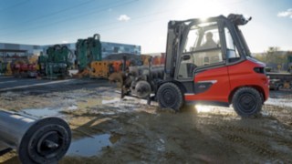 Elektryczny wózek widłowy X45 firmy Linde MH podczas pracy
