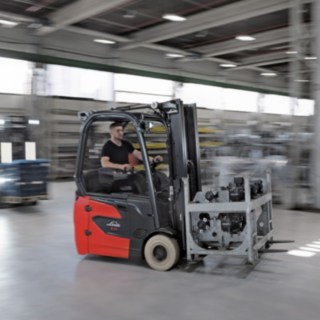 Wózki widłowe E14 – E20 firmy Linde są idealne do wąskich przestrzeni w magazynie i w obszarze produkcji. Model E14 podczas pracy.