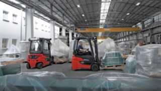 Elektryczny wózek widłowy Xi16 – Xi20 firmy Linde Material Handling podczas pracy w magazynie.