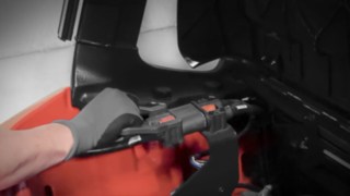 Dzięki zastosowaniu energii pierwotnej wytwarzanej w sposób zrównoważony wózki widłowe mogą być eksploatowane całkowicie bez emisji CO2. Pracownik ładuje elektryczny wózek widłowy Linde