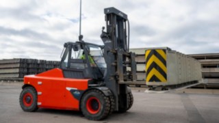 Elektryczny wózek widłowy do dużych obciążeń E160 firmy Linde Material Handling podczas pracy na zewnątrz.