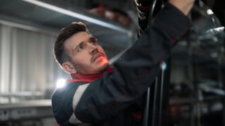Technik serwisowy podczas pracy.