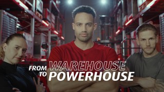 Kobieta i dwóch mężczyzn stoją w strojach sportowych z założonymi rękami w korytarzu magazynu. Na pierwszym planie widnieje napis „From Warehouse to Powerhouse”.
