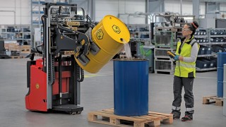 Pracownica obsługuje zdalnie sterowany wózek wysokiego podnoszenia z ochroną przeciwwybuchową firmy Linde Material Handling