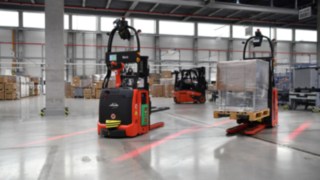 Zautomatyzowany wózek widłowy L-MATIC firmy Linde Material Handling wykonuje prace przeładunkowe bezpiecznie i wydajnie. Zautomatyzowany wózek widłowy L-MATIC firmy Linde Material Handling