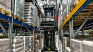 Wózek K-MATIC w magazynie z wąskimi korytarzami w firmie Madi Ventura