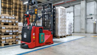 Wózek Linde L-MATIC transportuje towary w firmie Madi Ventura Wózek Linde L-MATIC transportuje towary w firmie Madi Ventura
