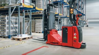 Zautomatyzowany wózek wysokiego podnoszenia firmy Linde Material Handling w użyciu.
