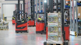 Wózek wysokiego podnoszenia firmy Linde podczas pracy w Seifert Logistics w Ulm Wózek wysokiego podnoszenia firmy Linde podczas pracy w Seifert Logistics w Ulm