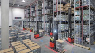 Wózek wysokiego podnoszenia firmy Linde podczas pracy w Seifert Logistics Wózek wysokiego podnoszenia firmy Linde podczas pracy w Seifert Logistics
