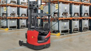 Wózki widłowe Ex-proof od Linde doskonale sprawdzają się w każdej niebezpiecznej strefie Wózek wysokiego składowania Linde w wersji przeciwwybuchowej w magazynie