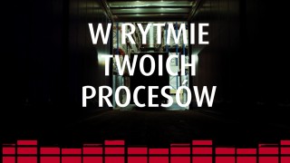 Widok z powierzchni ładunkowej ciężarówki w magazynie z paletami i regałami