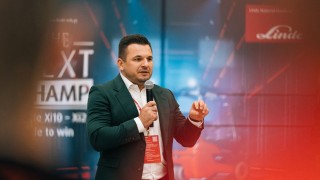 Filip Róźański Wiceprezes Zarządu Linde MH Polska na scenie podczas powitania gości na Linde Open Days 2026