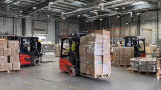 Flota wózków widłowych elektrycznych Linde Mh pracujących w strefie cargo
