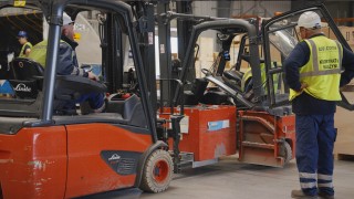 Wózek widłowy elektryczny podczas wymiany baterii 