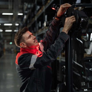 Jak ocenić stan techniczny używanego wózka widłowego