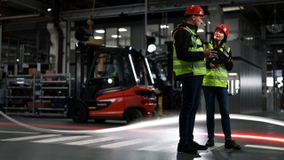 Wózek widłowy wyposażony w systemy bezpieczeństwa 