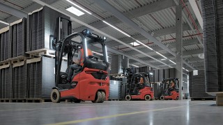 Używane wózki widłowe Linde zaparkowane w hali magazynowej