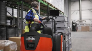 Wózek Linde z systemem do zarządzania flotą w bekuplast