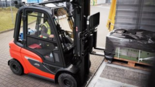 Wózek widłowy Linde podnosi towar w magazynie bekuplast