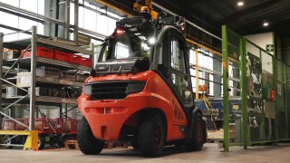 Wózek widłowy Linde w magazynie w bekuplast