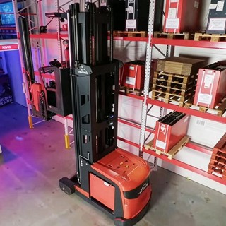 Wózek widłowy VNA Linde Material Handling w showroomie