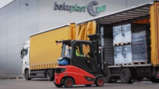 Wózek widłowy gazowy Linde na placu firmy bekuplast