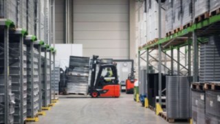 Wózki widłowe Linde pracujące w magazynie bekuplast