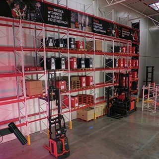 Wózki widłowe VNA Linde Material Handling Showroom