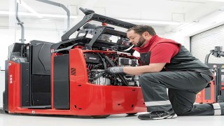 Jakie są koszty eksploatacji elektrycznych wózków widłowych w porównaniu do spalinowych?