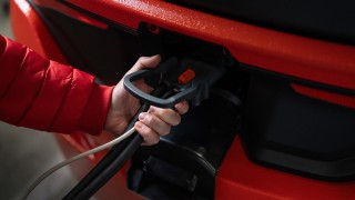 Ładowanie baterii wózka widłowego elektrycznego