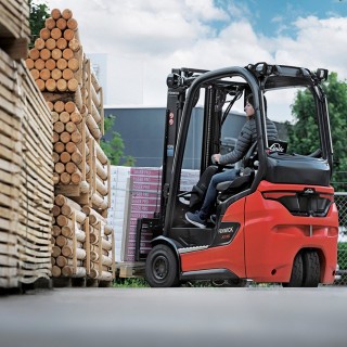 Wózek widłowy zewnętrzny