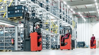 Jak wózki podwójnego składowania ułatwiają pracę w magazynie Jak wózki podwójnego składowania ułatwiają pracę w magazynie