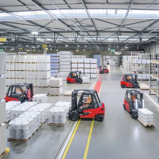 Flota wynajętych wózków widłowych pracujących w hali magazynowej