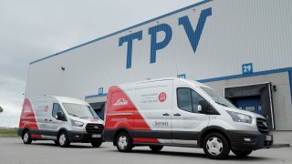 Auta serwisowe zaparkowane na placu przed magazynem TPV Displays