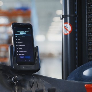 Elektroniczna checklista na smartfonie umieszczonym na wózku widłowym